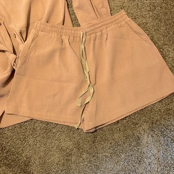 LISTICLE.  TWO PIECE SHORT SET. L/S BLOUSE AND SHORTS. SIZE MEDIUM. SALMON COLOR - Picture 7 of 11